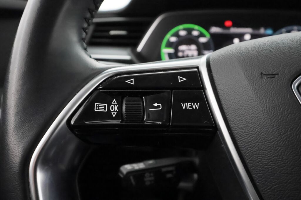 Audi e-tron 2021 Musta