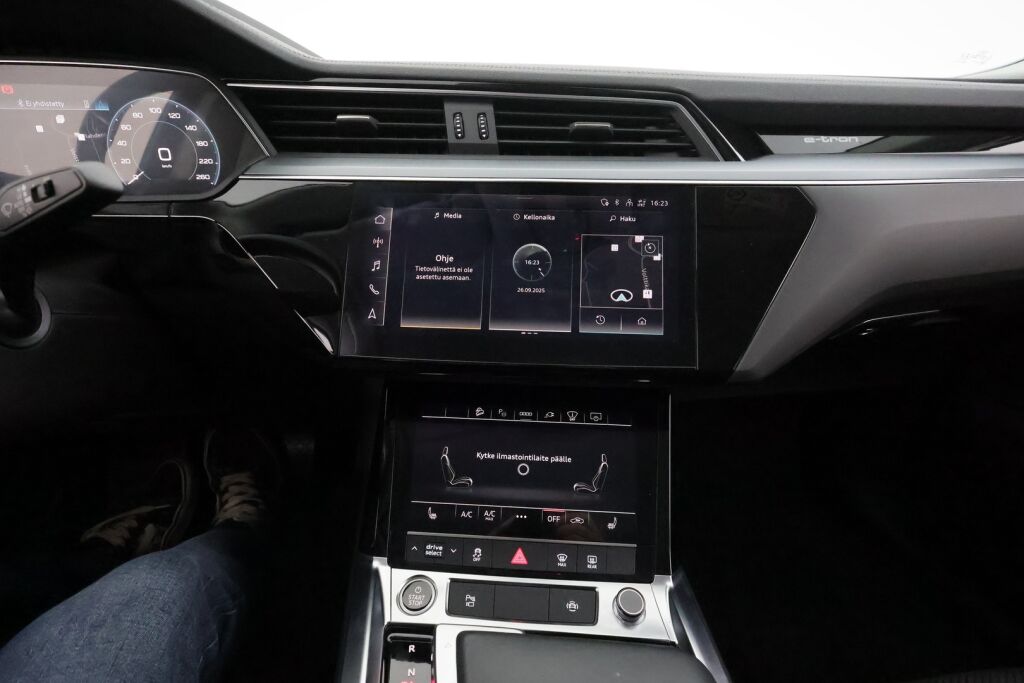 Audi e-tron 2021 Musta