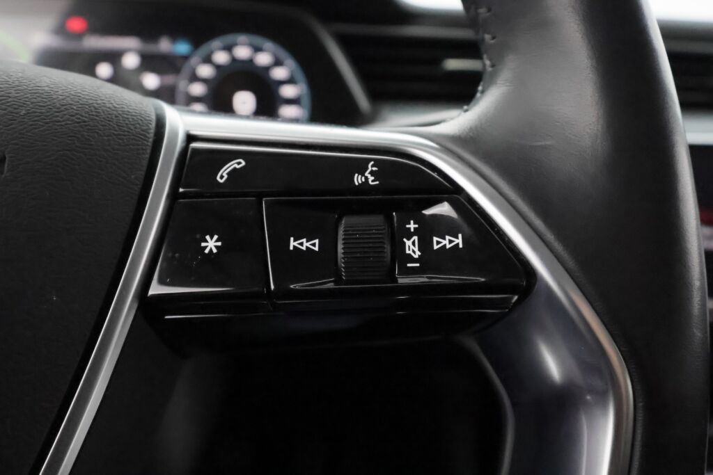 Audi e-tron 2021 Musta