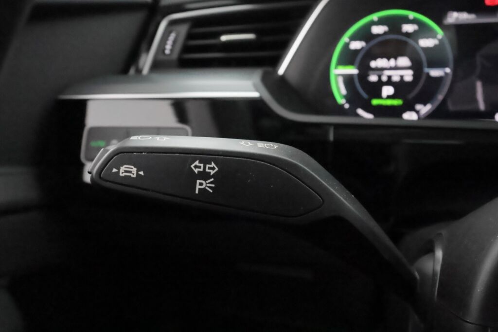 Audi e-tron 2021 Musta