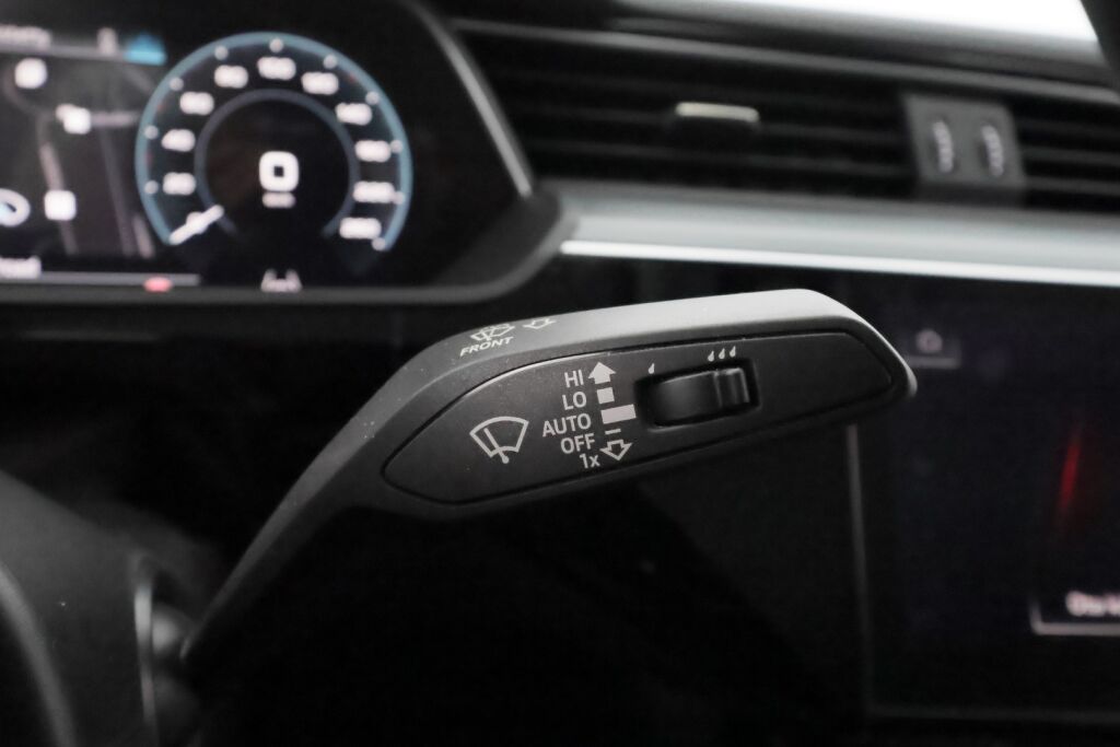 Audi e-tron 2021 Musta