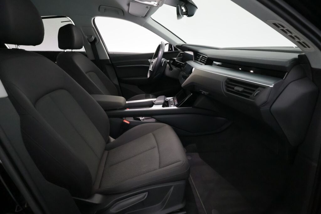 Audi e-tron 2021 Musta