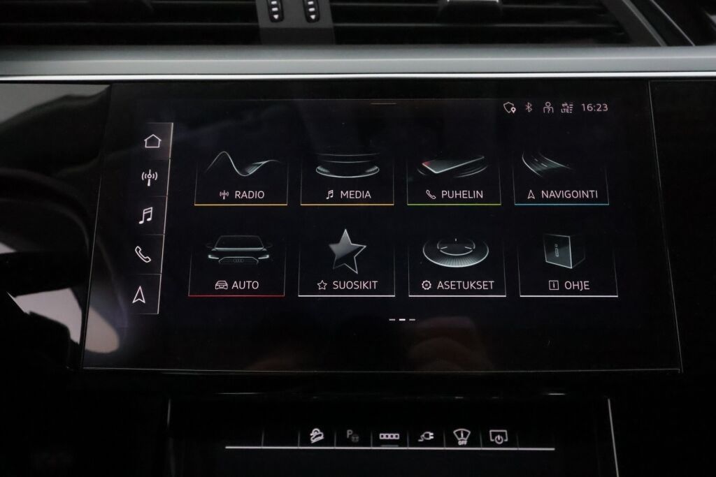 Audi e-tron 2021 Musta