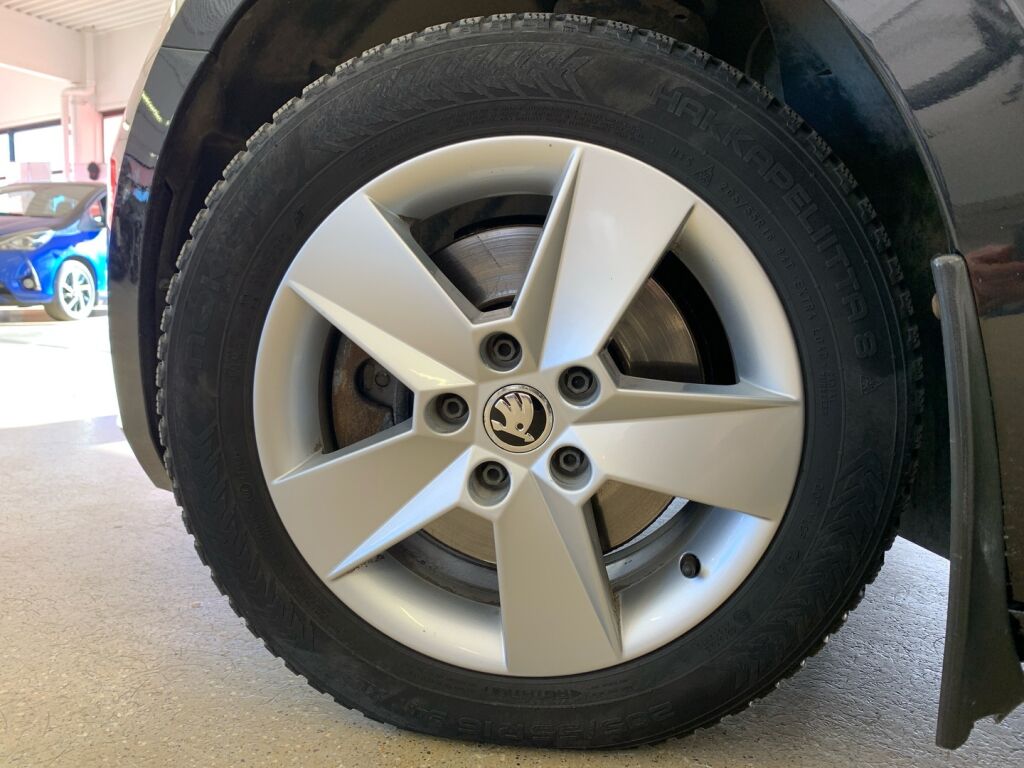 Skoda Superb 2019 Musta