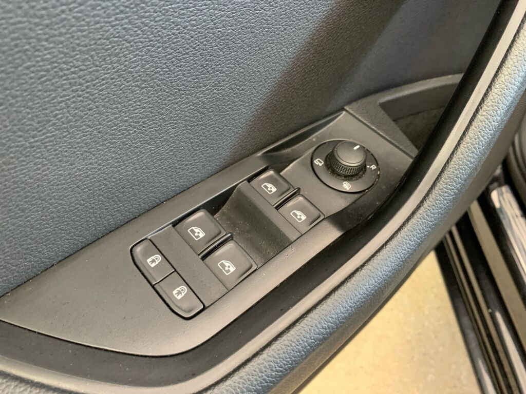 Skoda Superb 2019 Musta