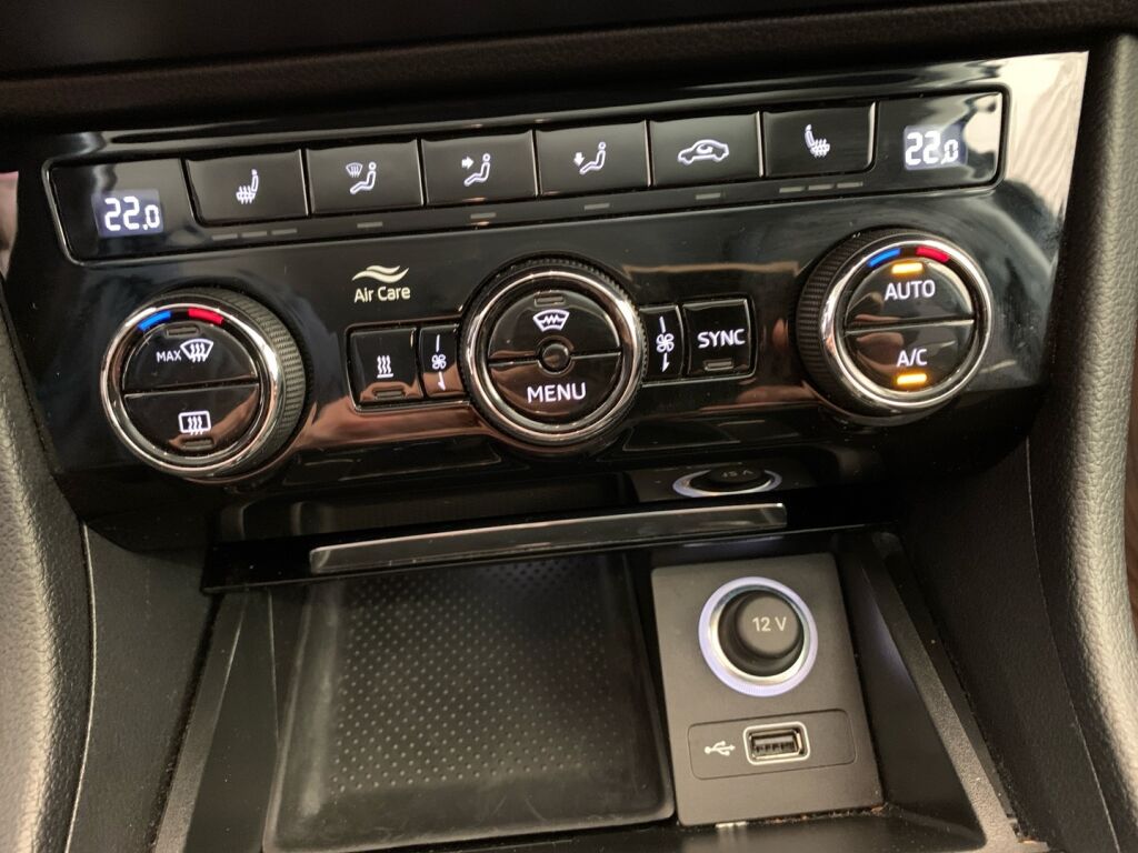 Skoda Superb 2019 Musta