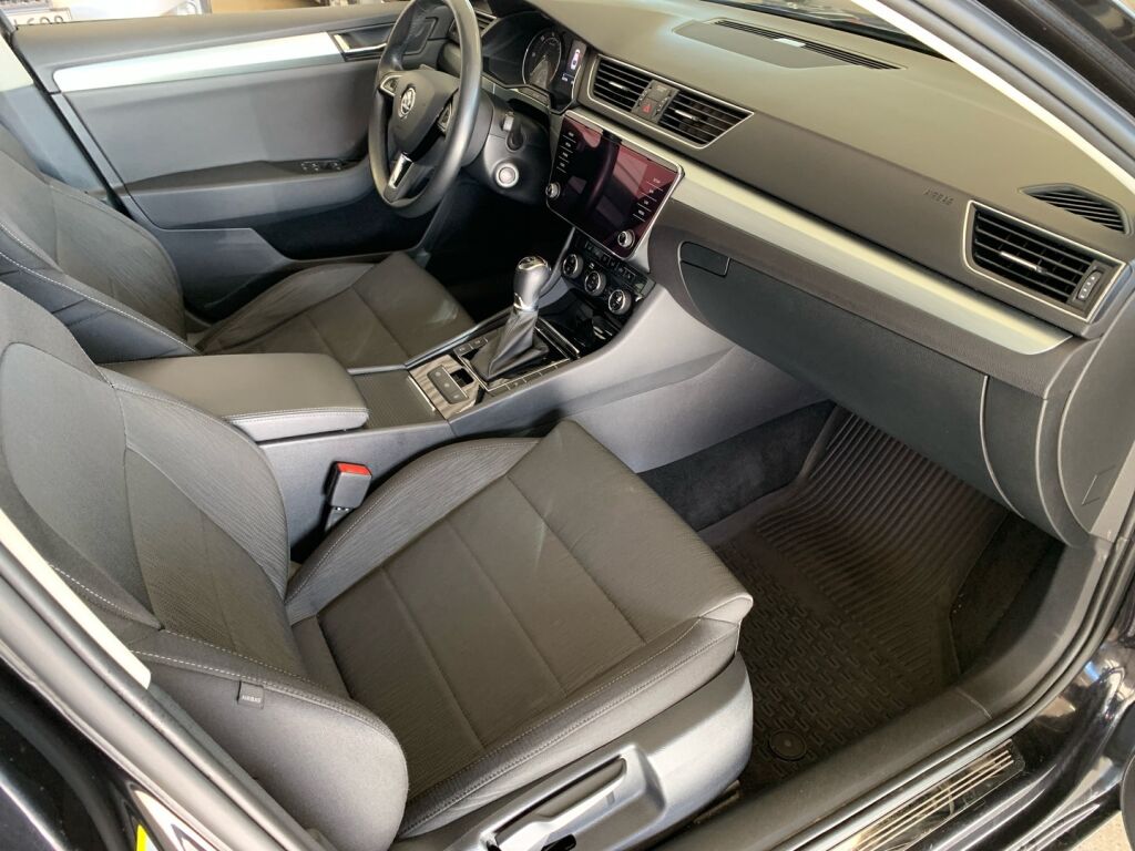 Skoda Superb 2019 Musta