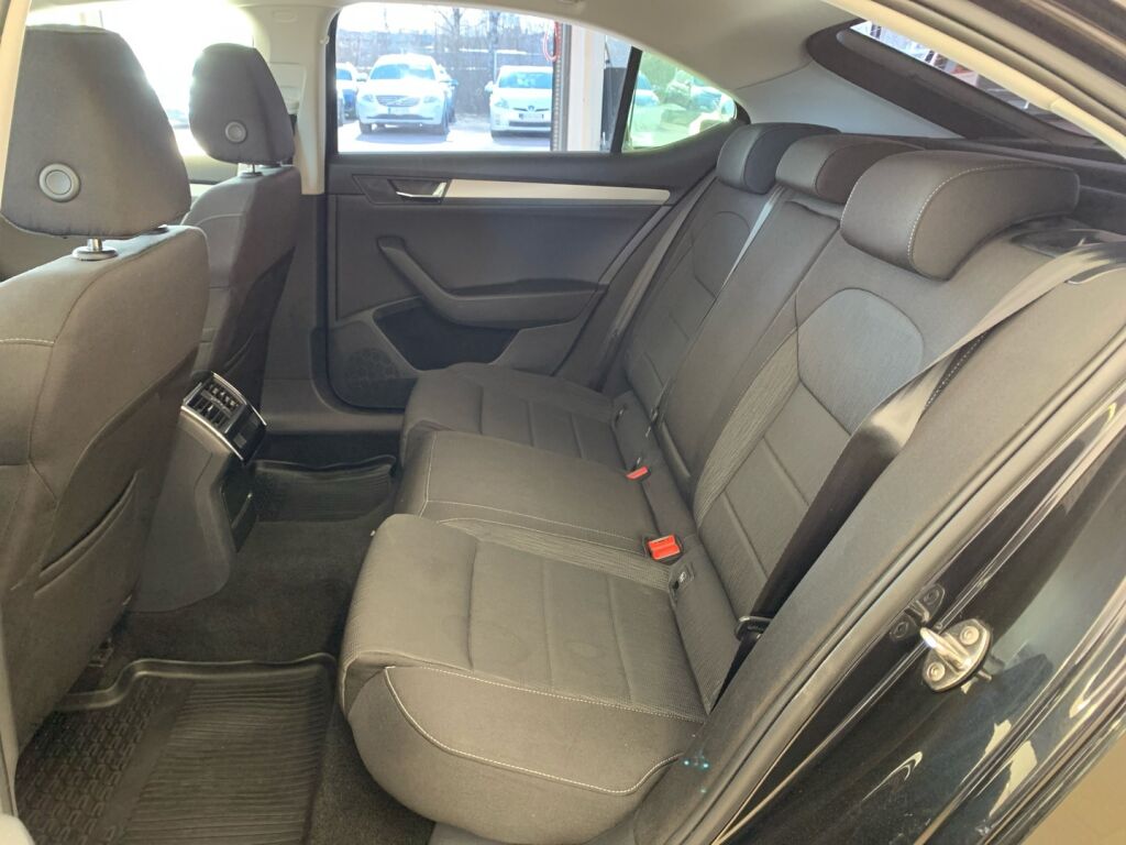 Skoda Superb 2019 Musta