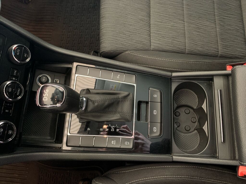 Skoda Superb 2019 Musta
