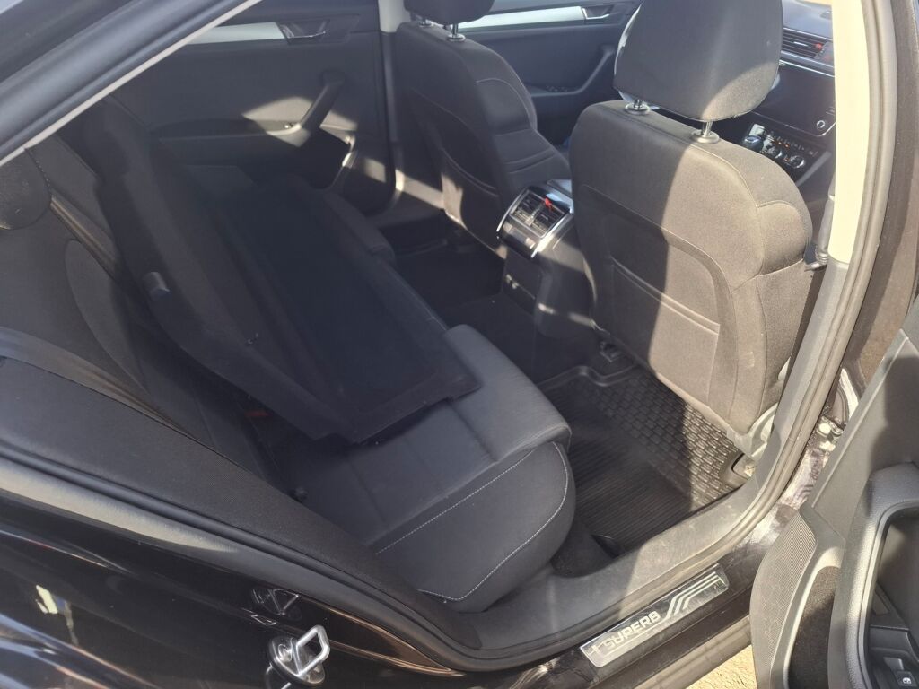 Skoda Superb 2019 Musta