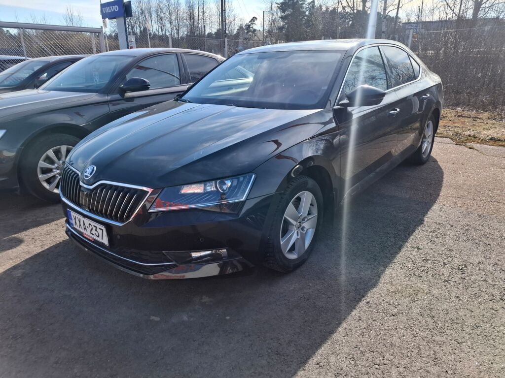 Skoda Superb 2019 Musta