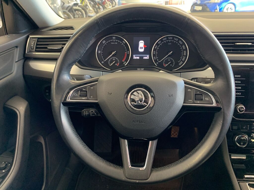 Skoda Superb 2019 Musta