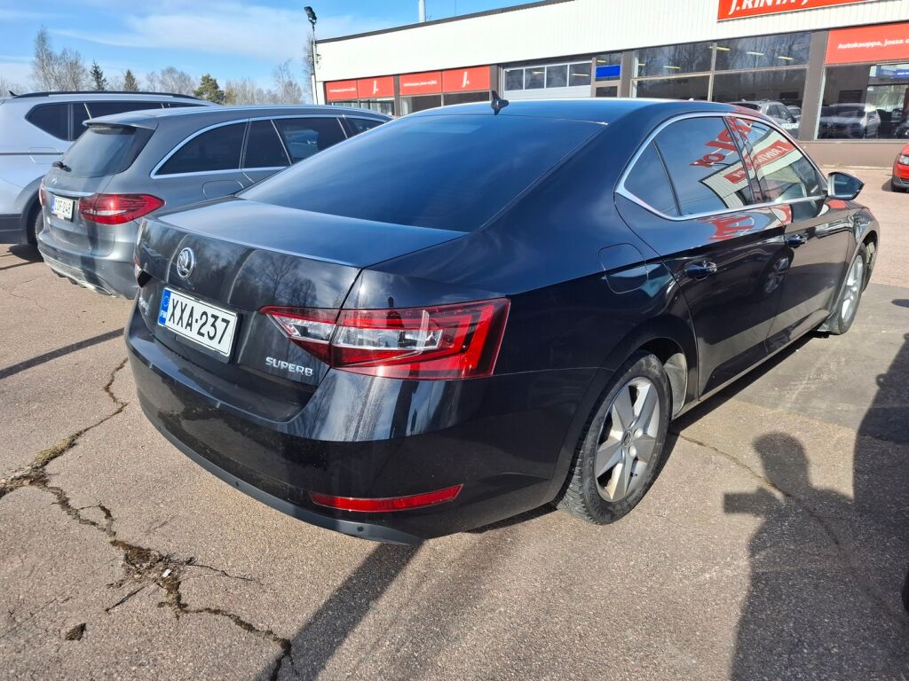 Skoda Superb 2019 Musta