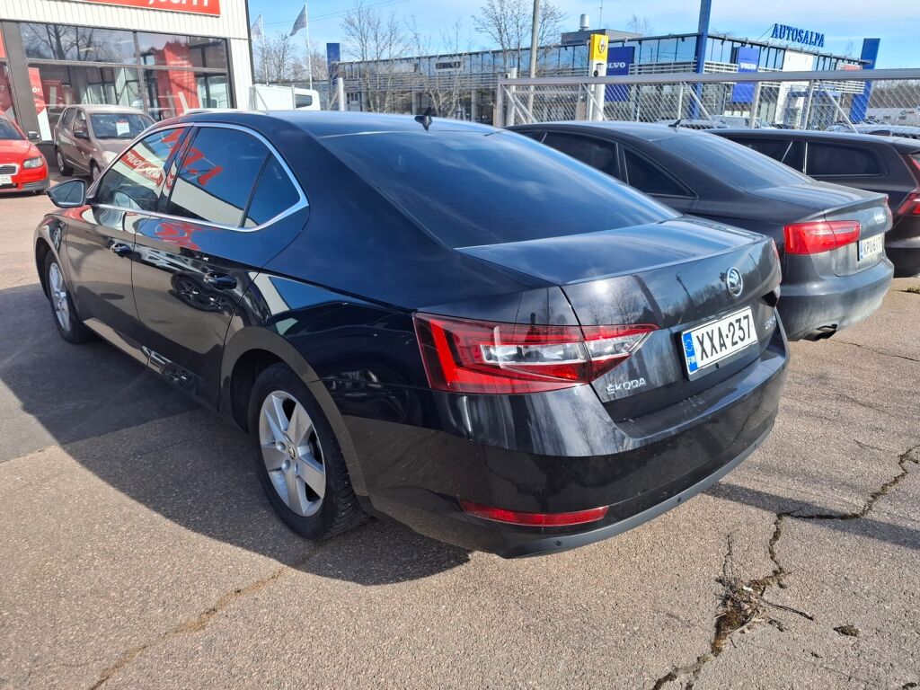 Skoda Superb 2019 Musta
