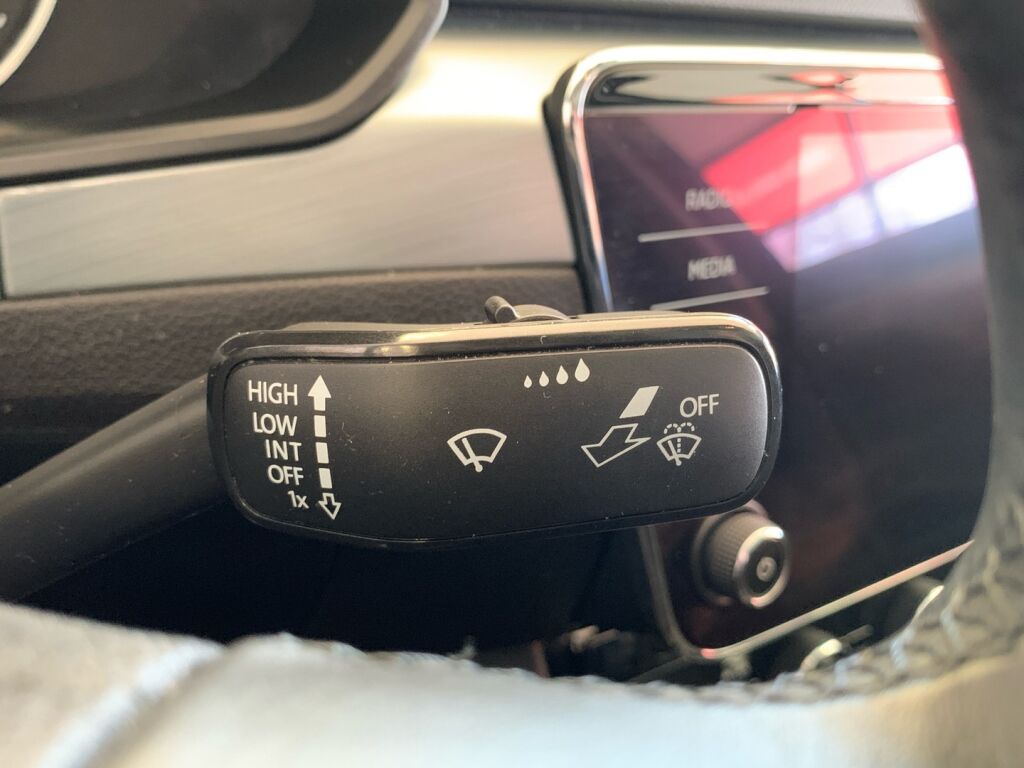 Skoda Superb 2019 Musta