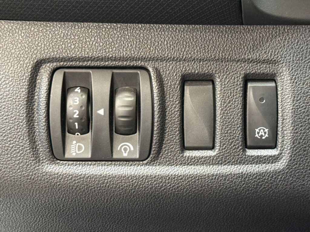 Renault Clio 2019 Musta