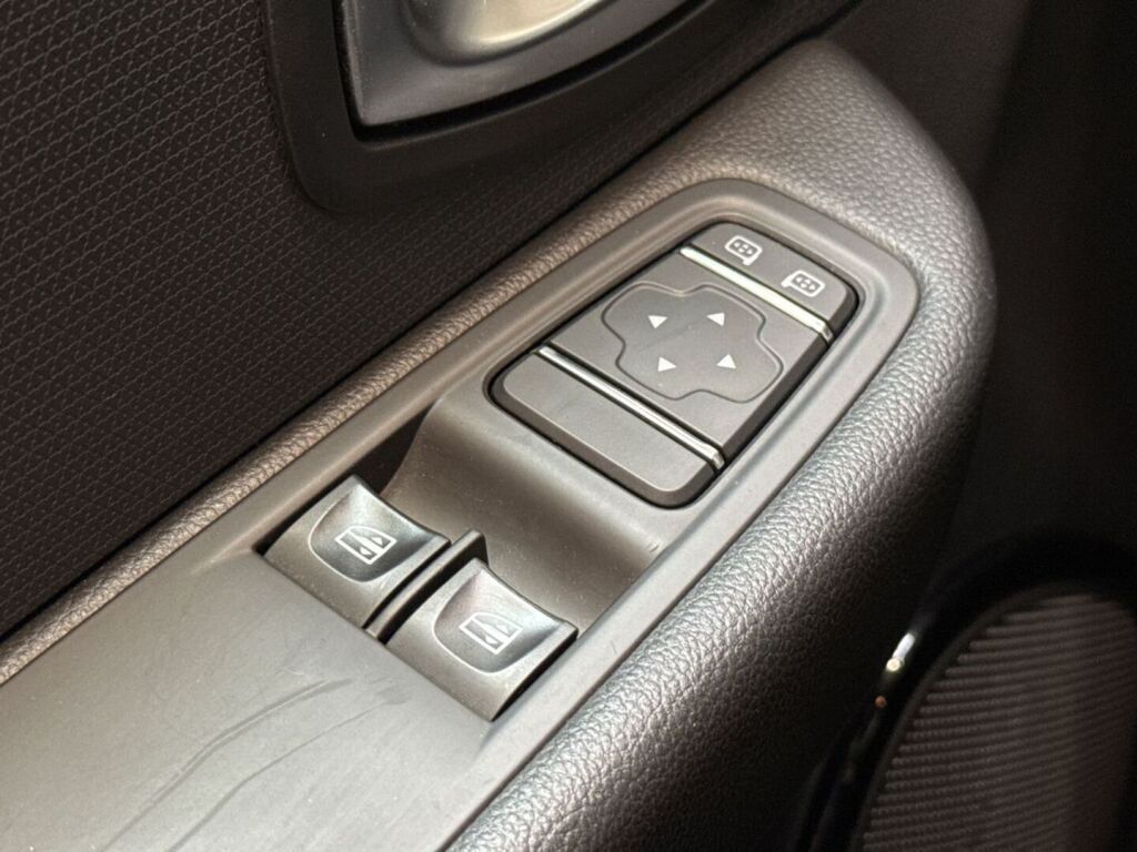 Renault Clio 2019 Musta