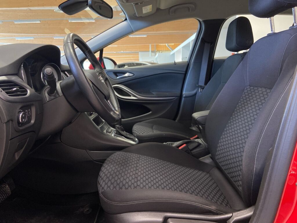 Opel Astra 2019 Punainen