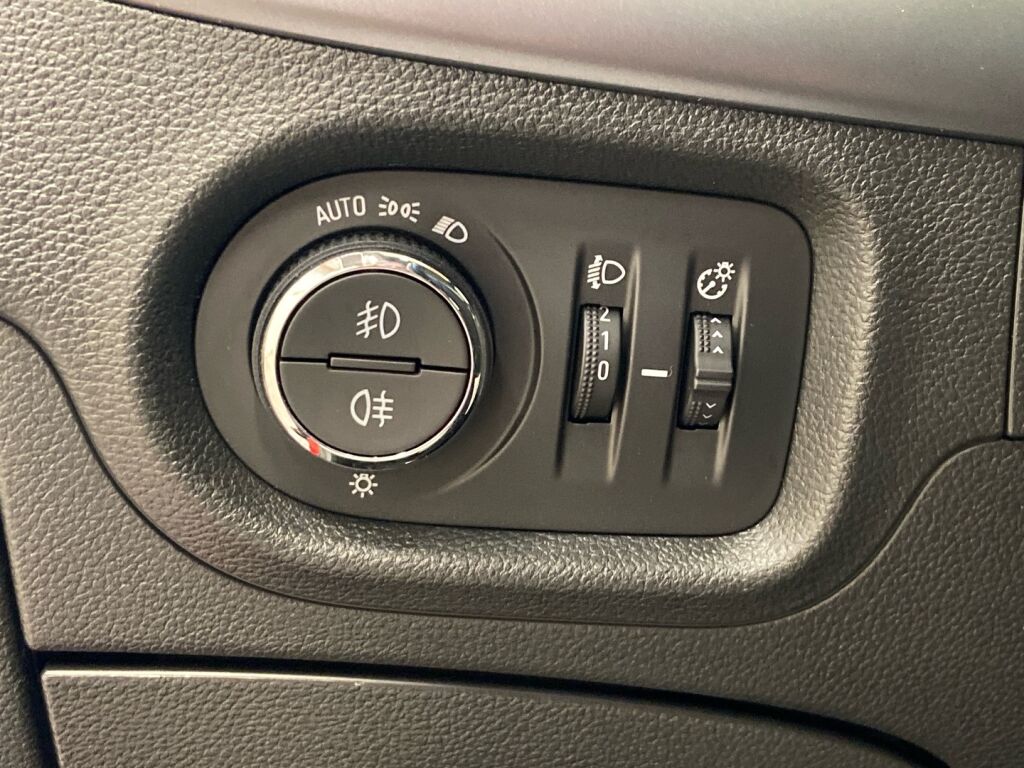 Opel Astra 2019 Punainen