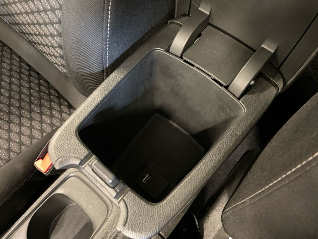 Opel Astra 2019 Punainen