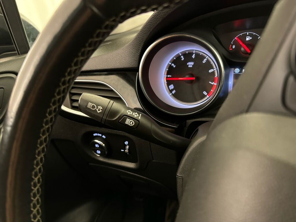 Opel Astra 2019 Musta