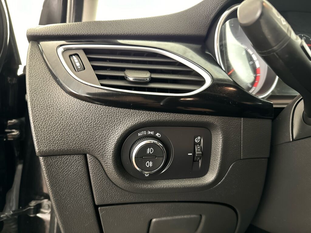 Opel Astra 2019 Musta