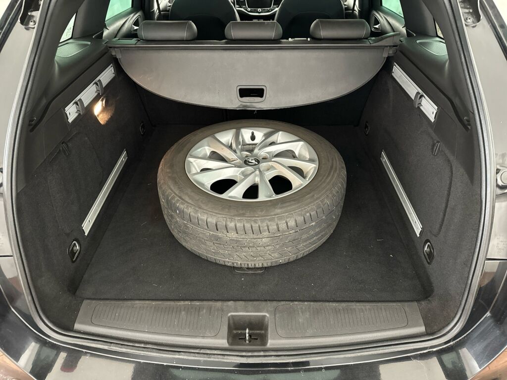 Opel Astra 2019 Musta