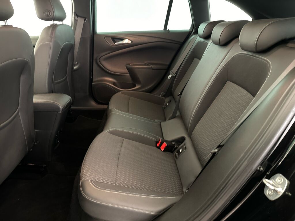 Opel Astra 2019 Musta
