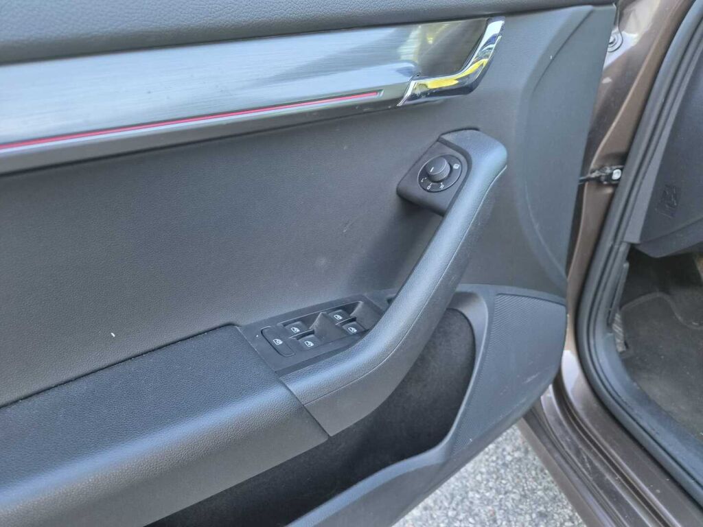 Skoda Octavia 2019 Ruskea (beige)