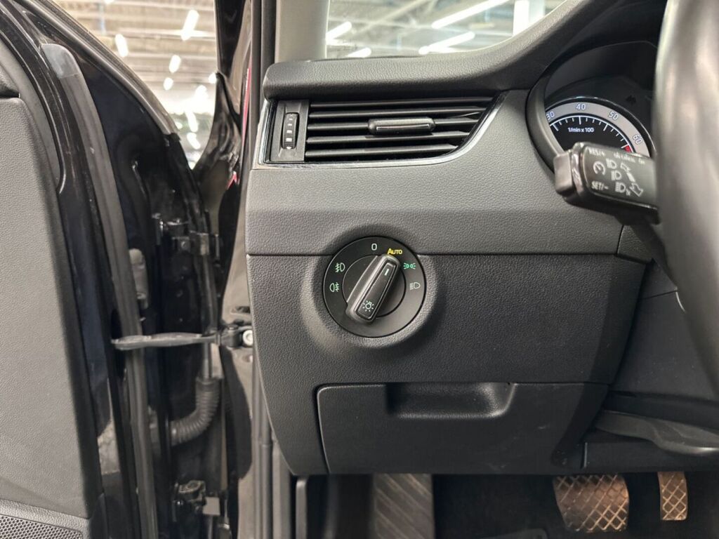 Skoda Octavia 2019 Musta