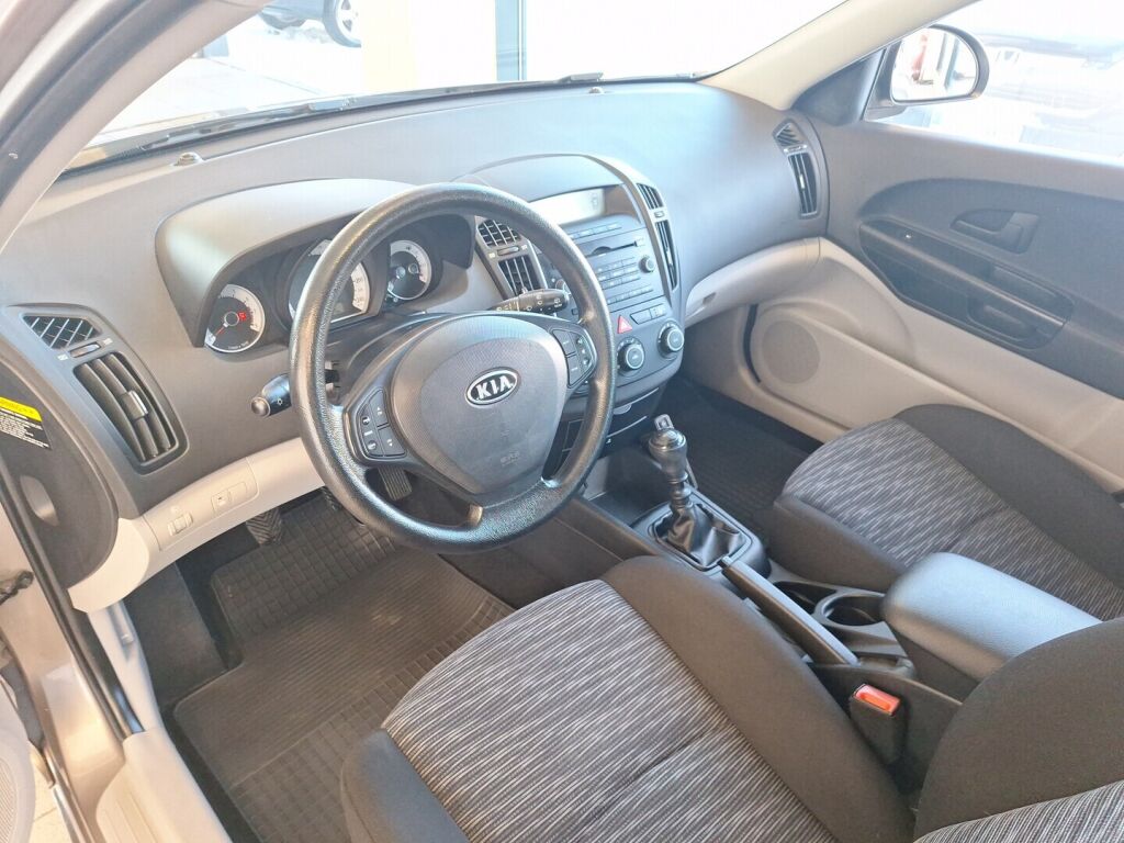 Kia Ceed 2007 Ruskea (beige)