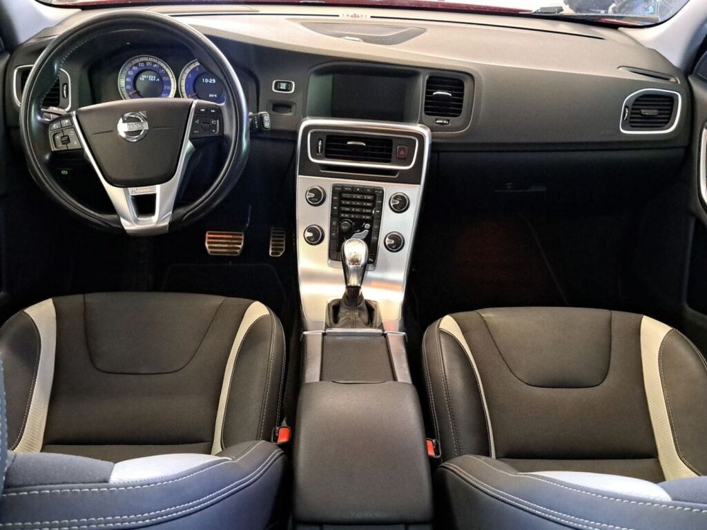 Volvo V60 2011 Punainen
