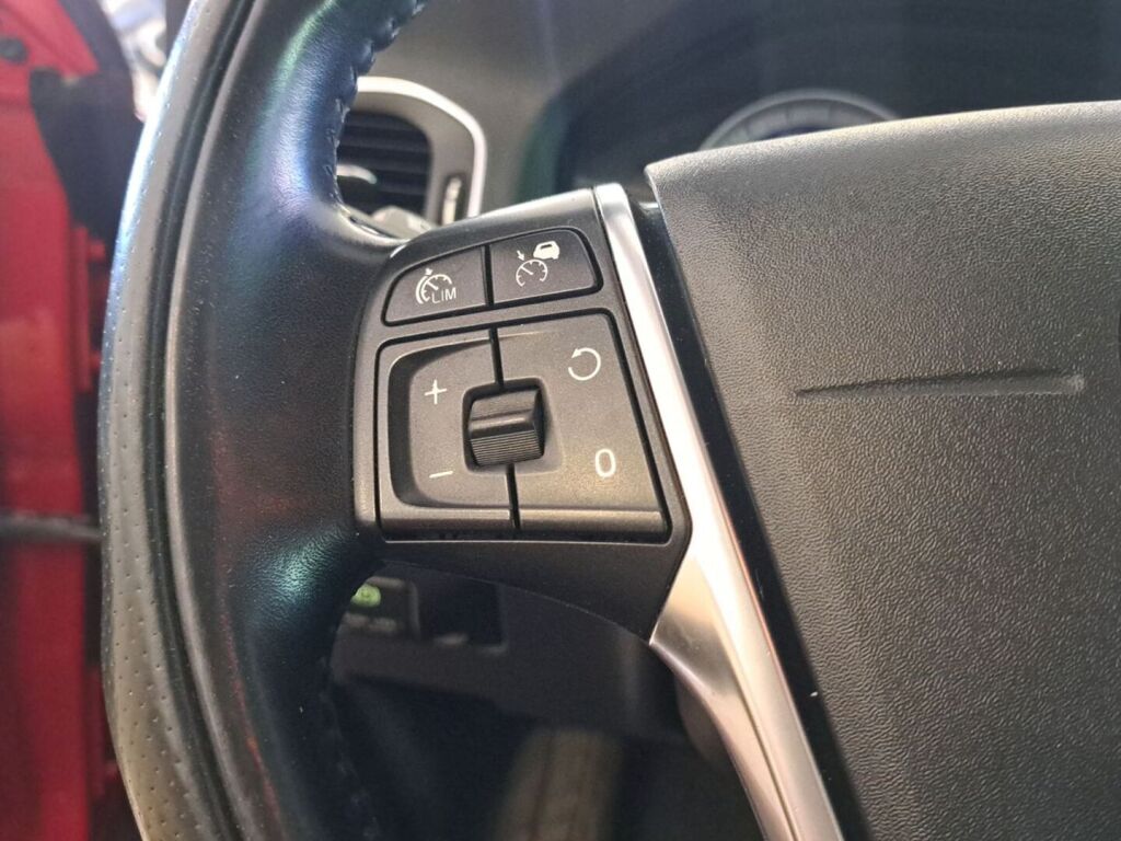 Volvo V60 2011 Punainen