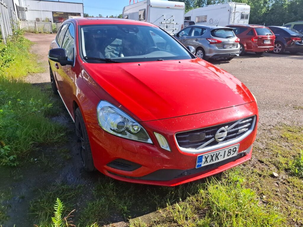 Volvo V60 2011 Punainen