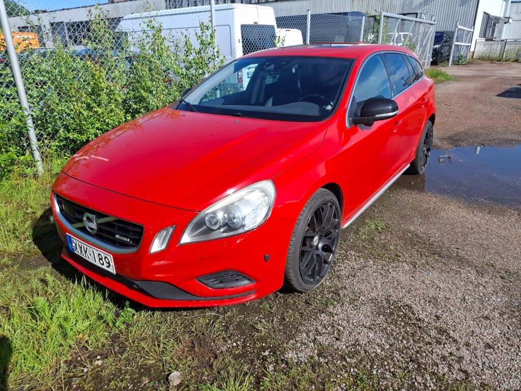 Volvo V60 2011 Punainen