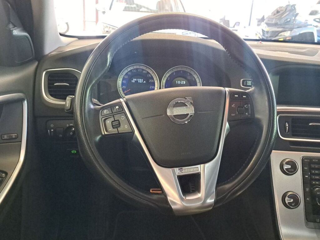 Volvo V60 2011 Punainen