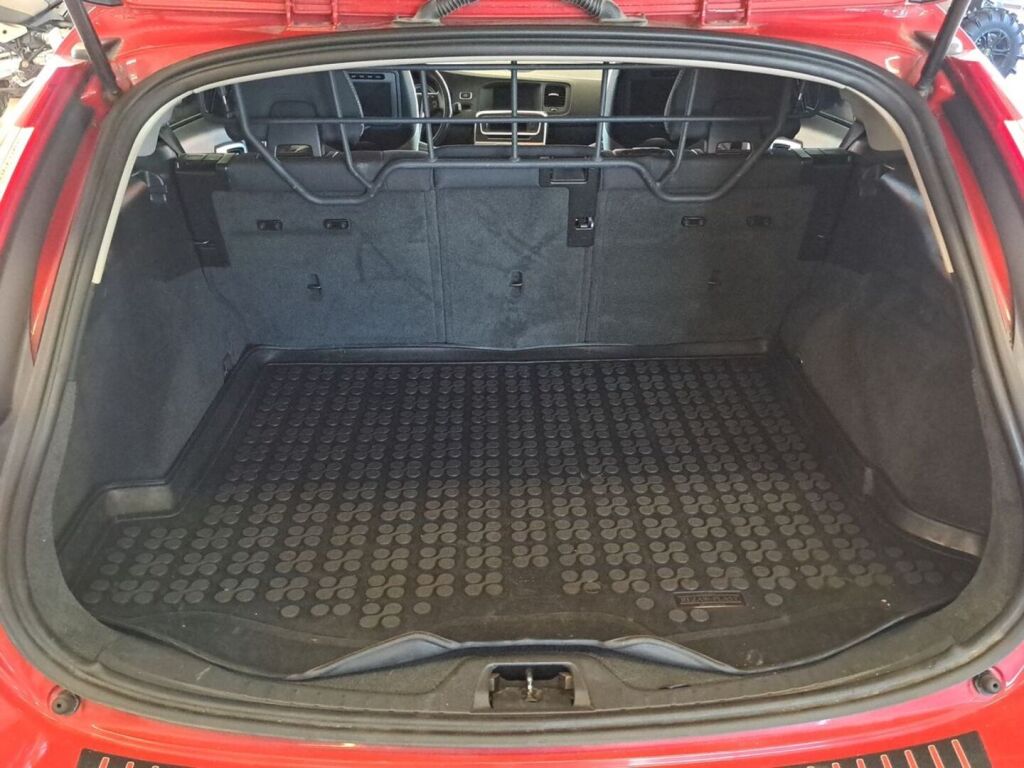 Volvo V60 2011 Punainen