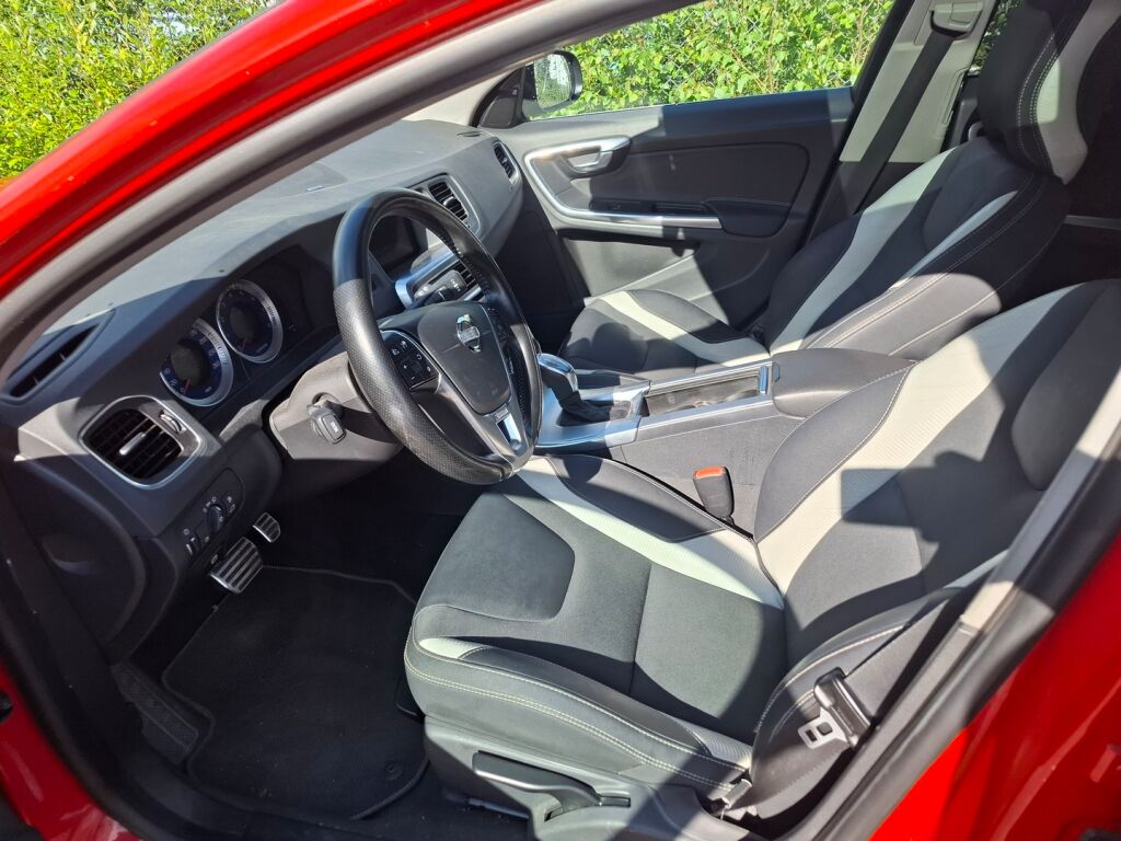 Volvo V60 2011 Punainen