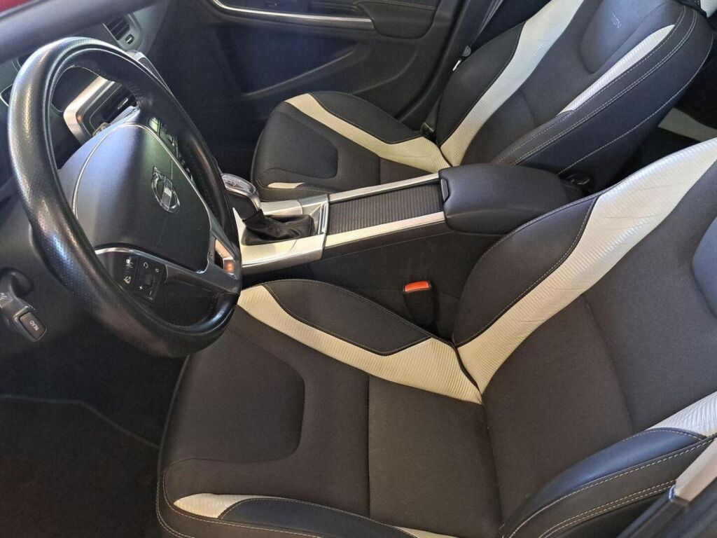 Volvo V60 2011 Punainen