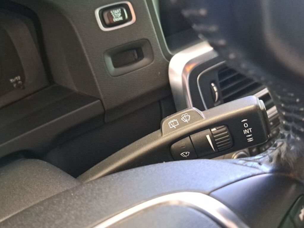 Volvo V60 2011 Punainen