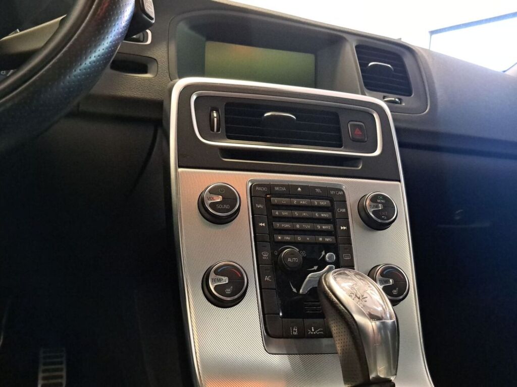 Volvo V60 2011 Punainen