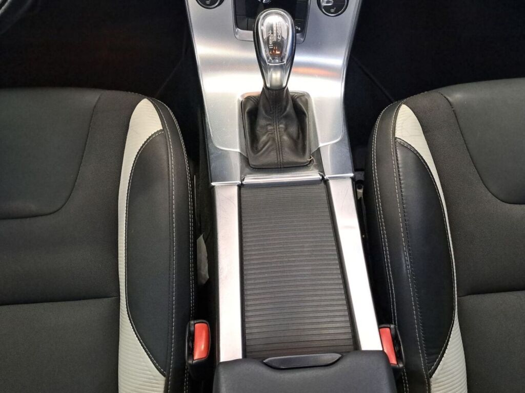Volvo V60 2011 Punainen
