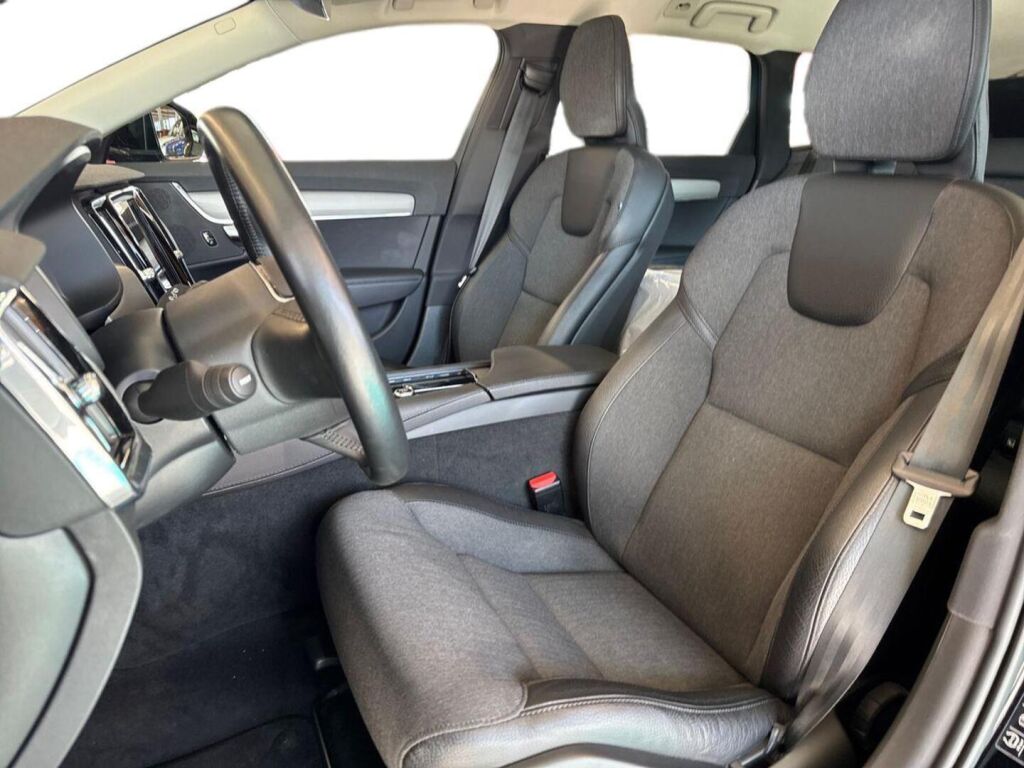 Volvo V90 2021 Musta