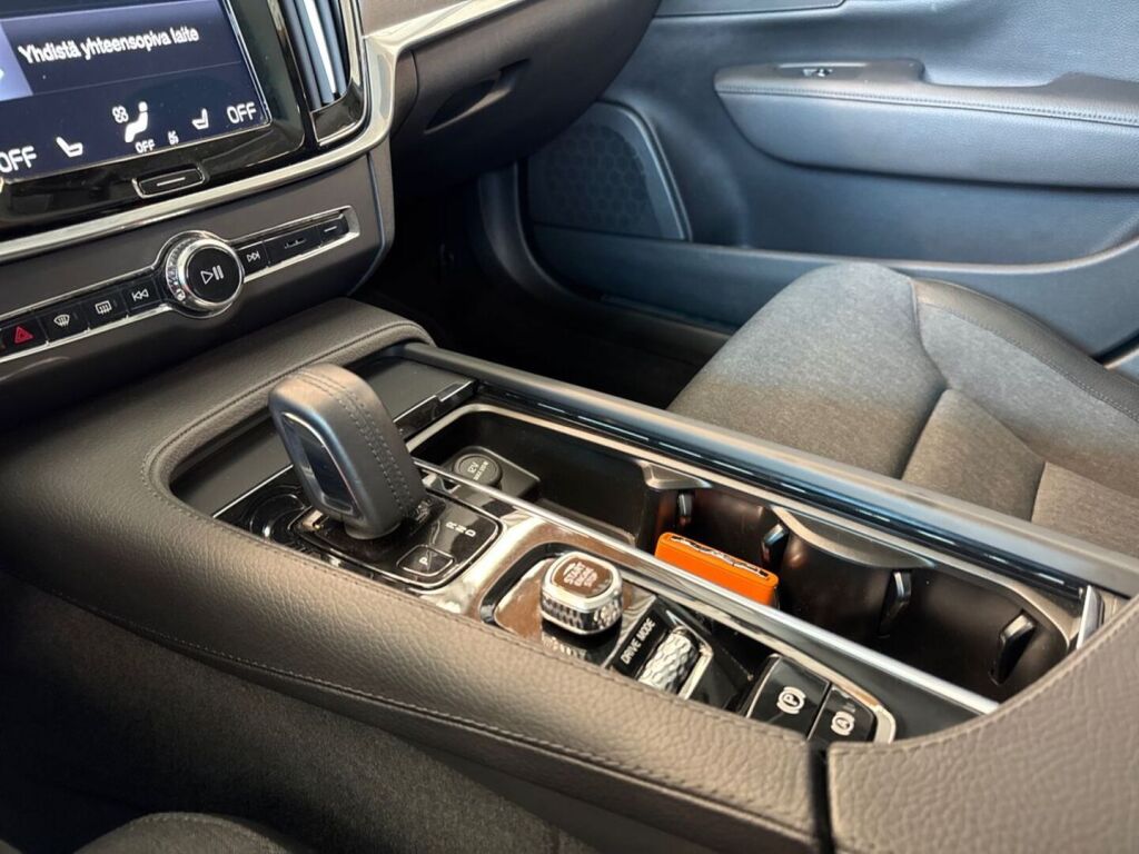 Volvo V90 2021 Musta