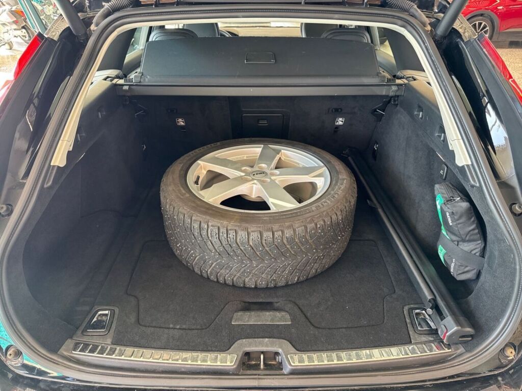 Volvo V90 2021 Musta