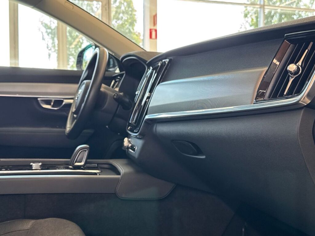Volvo V90 2021 Musta