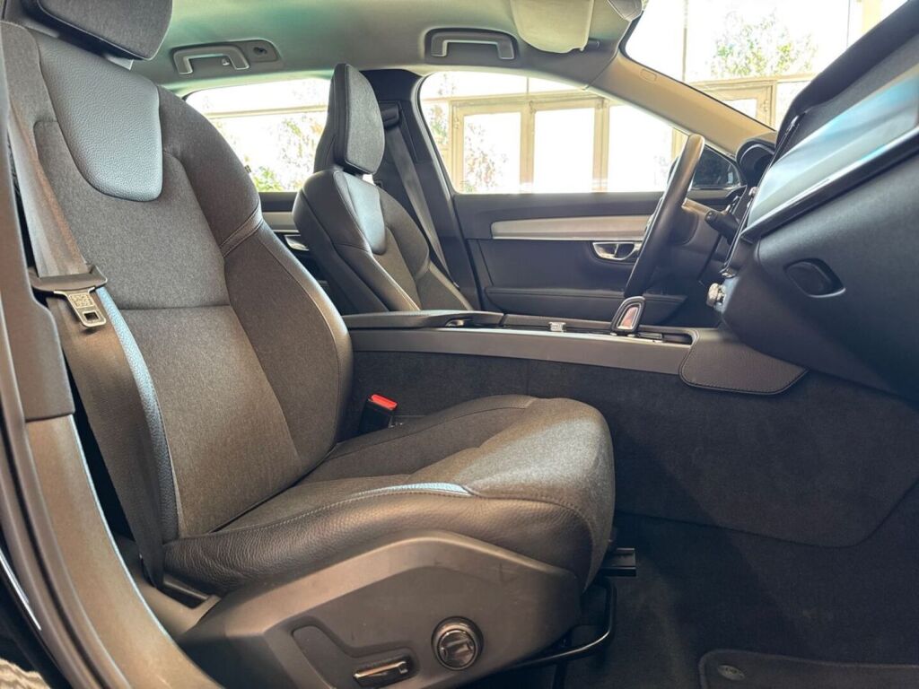 Volvo V90 2021 Musta
