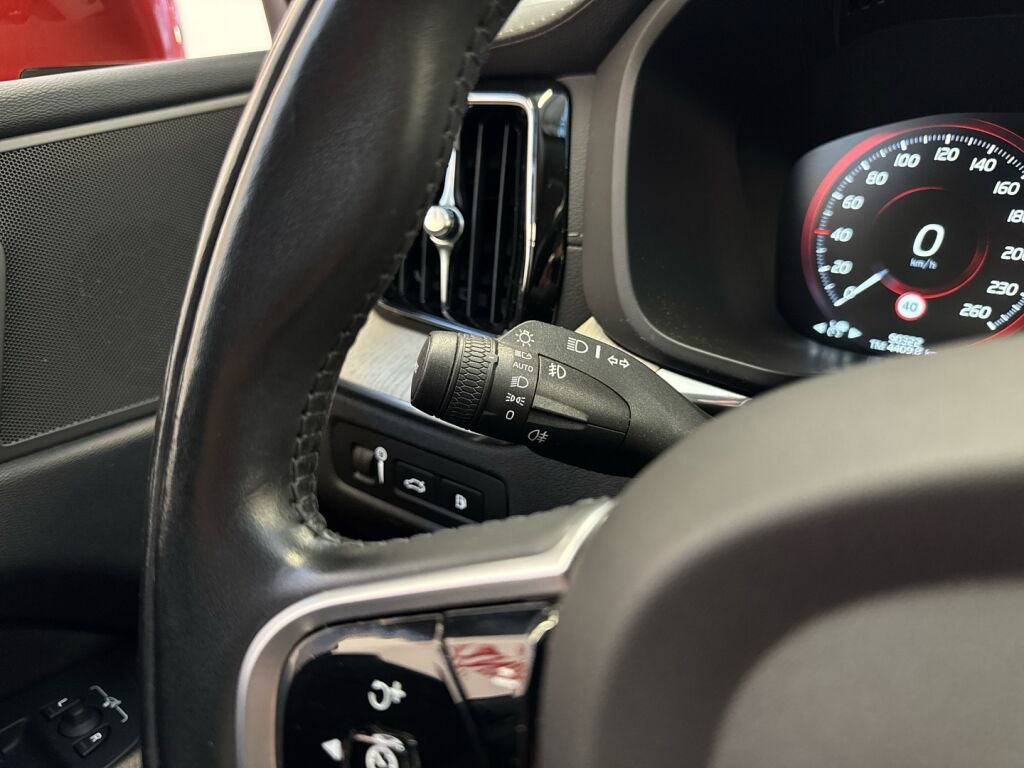 Volvo XC60 2021 Punainen