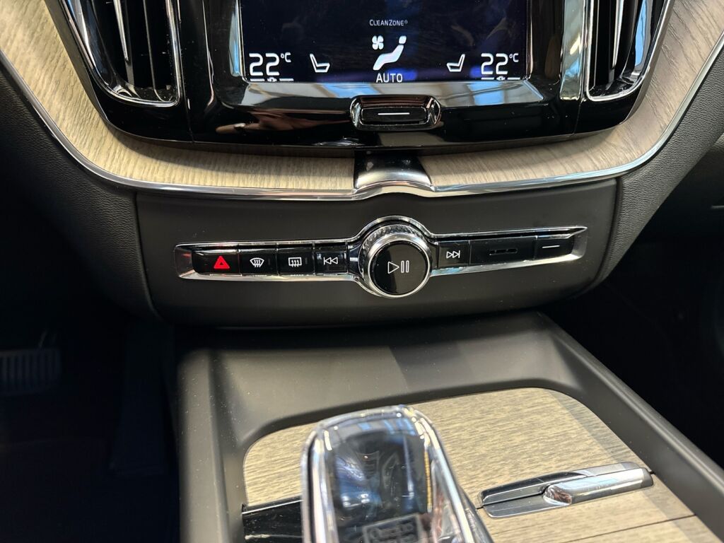 Volvo XC60 2021 Punainen