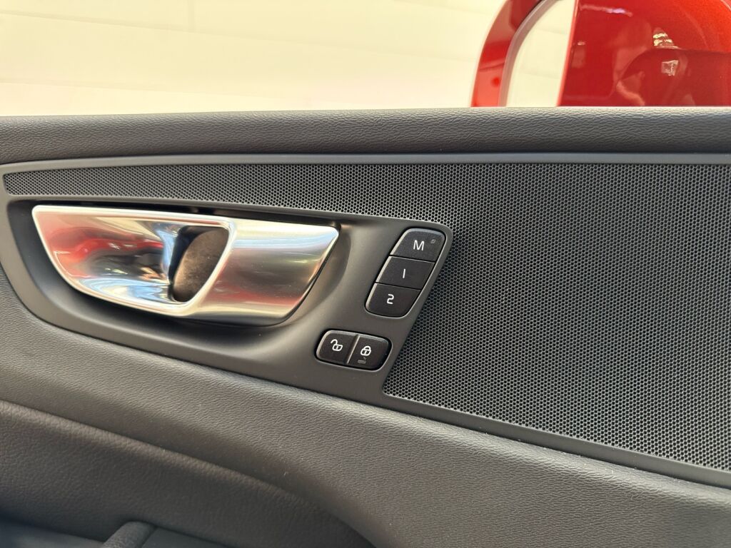 Volvo XC60 2021 Punainen